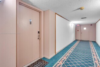 16100 Golf Club Rd in Weston, FL - Building Photo - Building Photo
