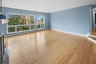 2510 W Manor Pl, Unit 114 in Seattle, WA - Building Photo - Building Photo