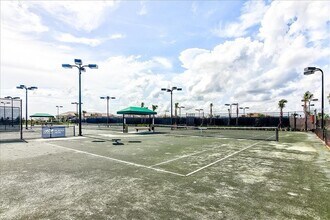 5604 Palmer Cir, Unit 202 in Bradenton, FL - Foto de edificio - Building Photo