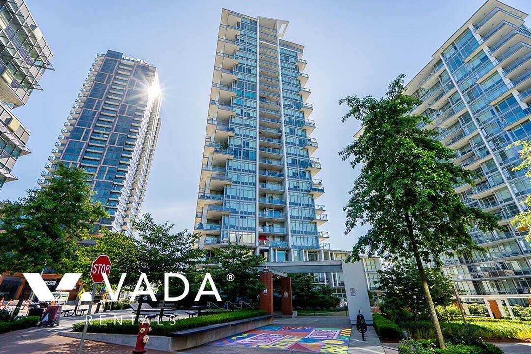 258 Nelson's Ct in New Westminster, BC - Building Photo