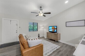 815 Victoria Dr in Cape Coral, FL - Building Photo - Building Photo