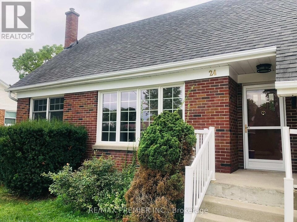 24 Simonton Dr in Chatham, ON - Building Photo