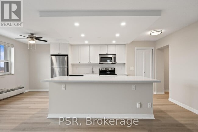 2300 Marine Dr in Oakville, ON - Building Photo - Building Photo