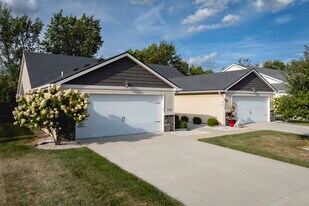 River Oaks Villas in Perrysburg, OH - Building Photo