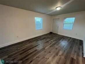 242 NW 14th St in Pompano Beach, FL - Building Photo - Building Photo