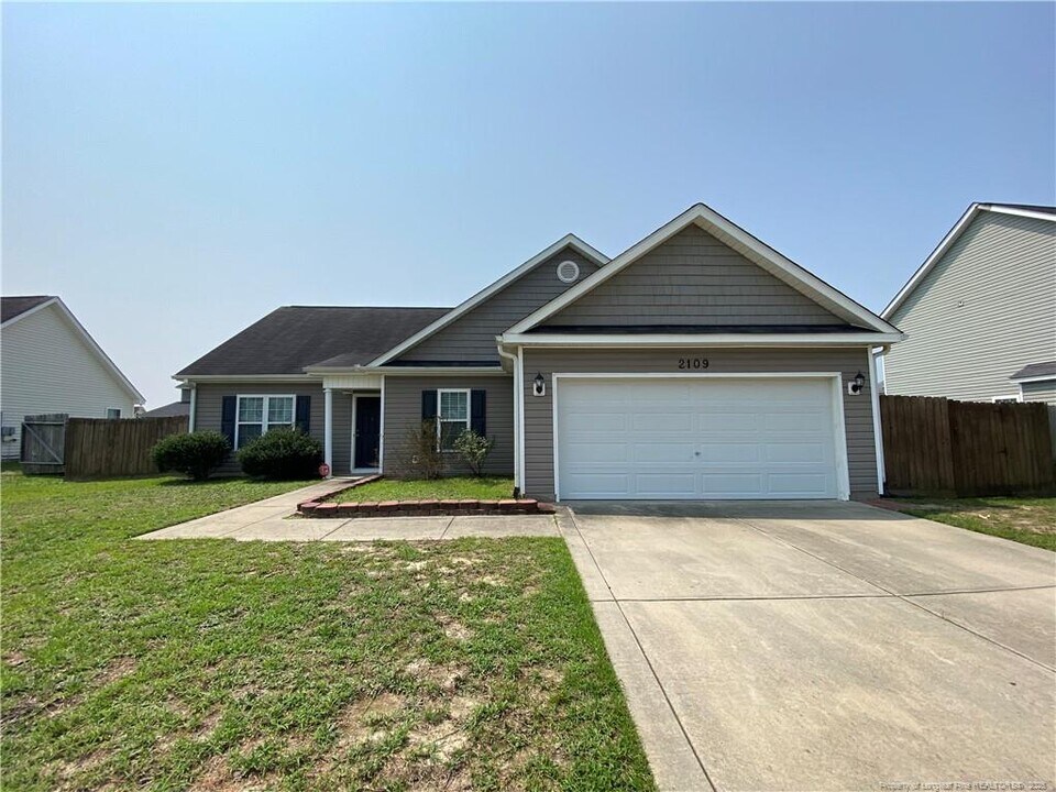 2109 Sir Michael Dr in Hope Mills, NC - Building Photo