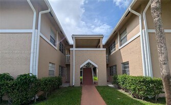 10224 Twin Lakes Dr in Coral Springs, FL - Building Photo