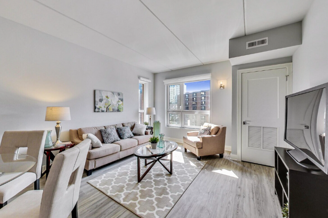 1168 N Wells St-Unit -808 in Chicago, IL - Building Photo - Building Photo