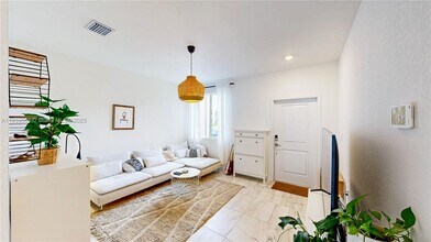 1040 SE 24th Ave in Homestead, FL - Building Photo - Building Photo