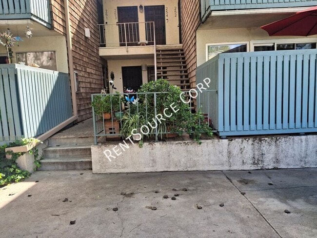 5700 Etiwanda Ave in Tarzana, CA - Building Photo - Building Photo