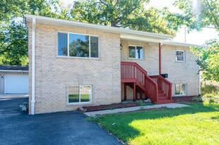 7 Cardinal Ln in Carpentersville, IL - Building Photo