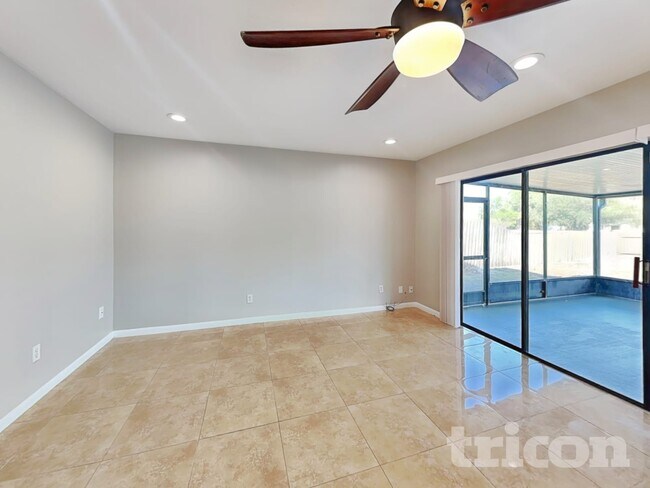 16511 W Course Dr in Tampa, FL - Foto de edificio - Building Photo