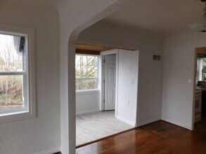 516 SE Jefferson St in Dallas, OR - Building Photo - Building Photo