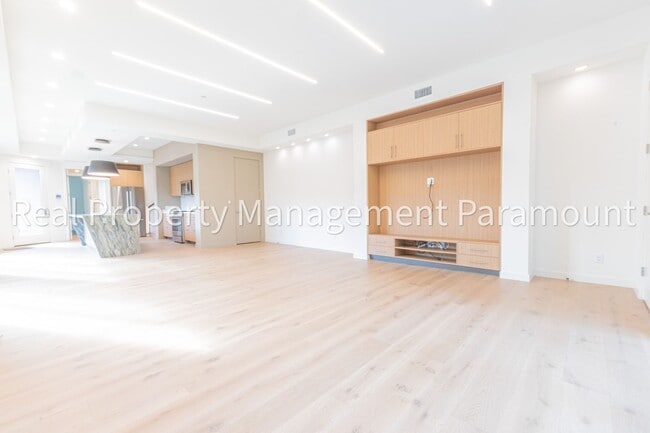 1542 N Hoover St in Los Angeles, CA - Building Photo - Building Photo