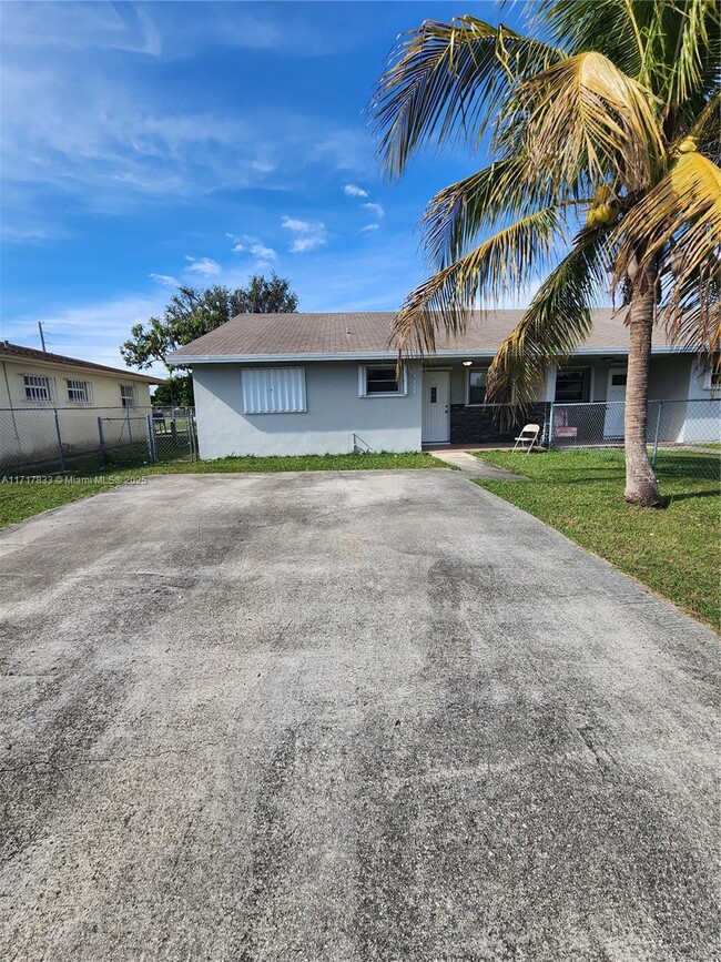 17586 SW 106th Ave in Miami, FL - Building Photo - Building Photo