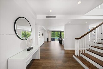 5728 Pine Tree Dr in Miami Beach, FL - Foto de edificio - Building Photo