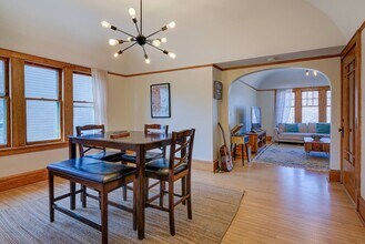 127 W Lloyd St, Unit Brewers Hill Retreat in Milwaukee, WI - Building Photo - Building Photo