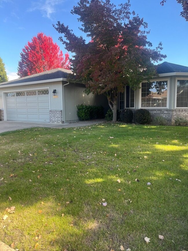 2095 Terrel Dr in Medford, OR - Foto de edificio - Building Photo