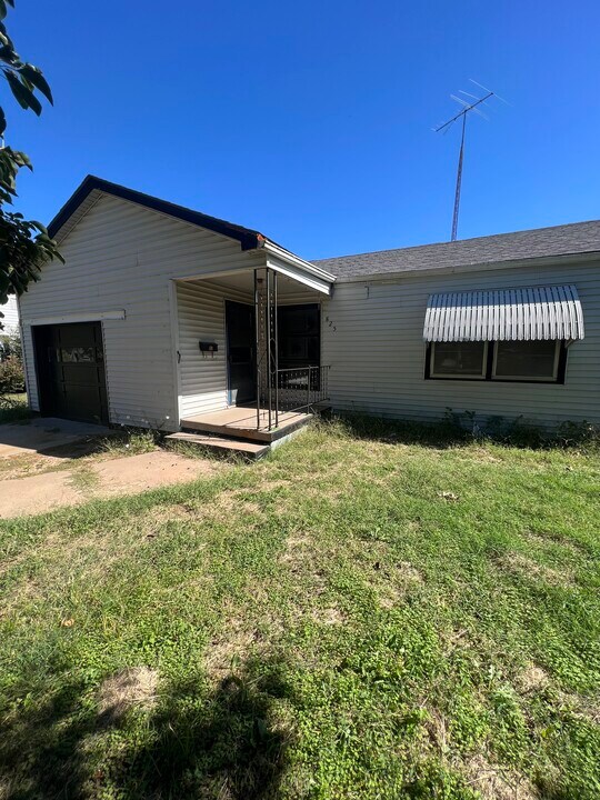 825 N Anthony Ave in Anthony, KS - Building Photo