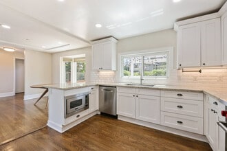 3447 Goldfinch St in San Diego, CA - Building Photo - Building Photo