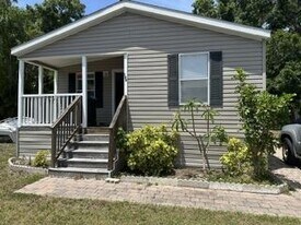 7001 142nd Ave N in Largo, FL - Building Photo