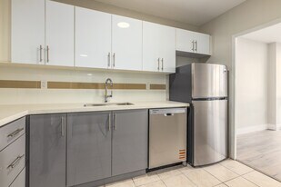 221 Balliol Street in Toronto, ON - Building Photo