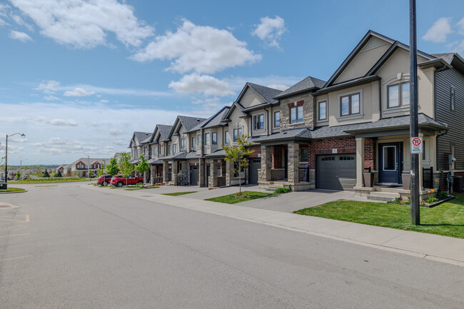 324 Equestrian Way in Cambridge, ON - Building Photo - Building Photo