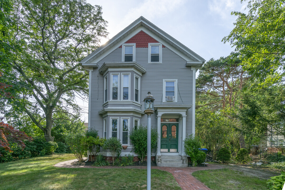 590 River Ave, Unit 2 in Providence, RI - Foto de edificio
