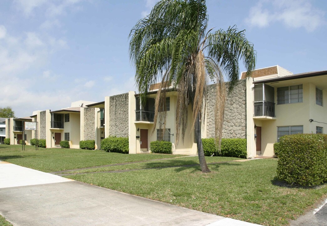 Floral Park Townhomes in Hollywood, FL - Building Photo