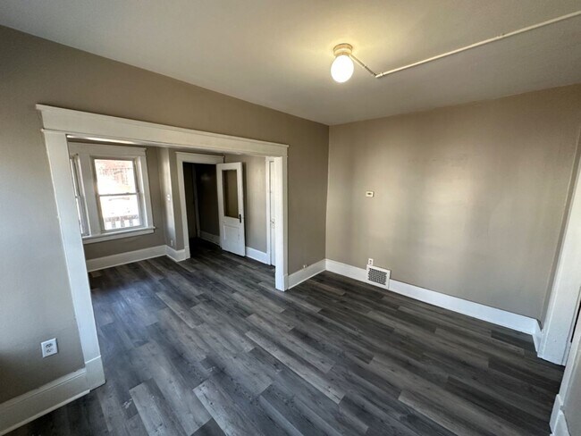 3233-3233 W Burleigh St