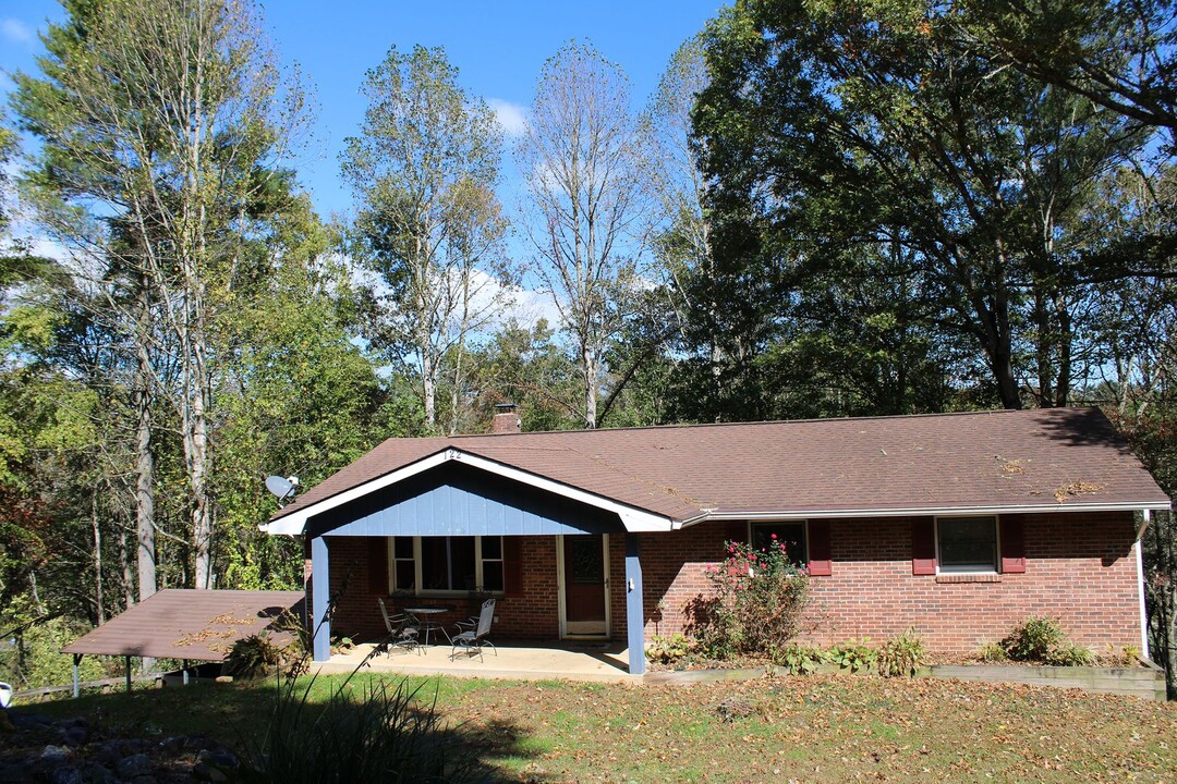 122 McCall Rd in Pisgah Forest, NC - Building Photo