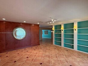 1728 NE 39th St in Oakland Park, FL - Foto de edificio - Building Photo