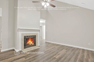 1052 Autumn Crest Dr in Stone Mountain, GA - Foto de edificio - Building Photo