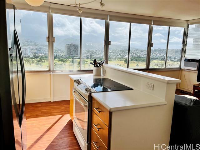 2415 Ala Wai Blvd in Honolulu, HI - Building Photo - Building Photo