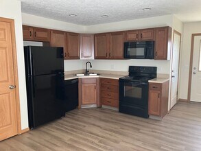 1046 Laurel Tree Ct in Troy, OH - Building Photo - Building Photo