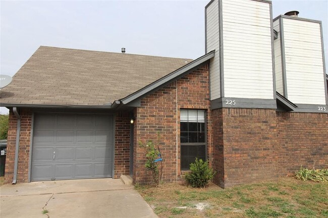 225 Skylark Ct in Norman, OK - Building Photo - Building Photo