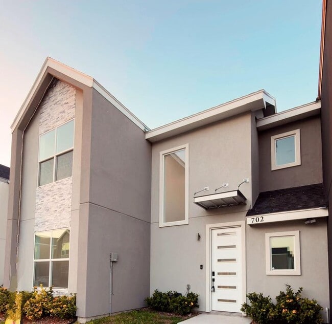 property at 702 W Seminole Ave