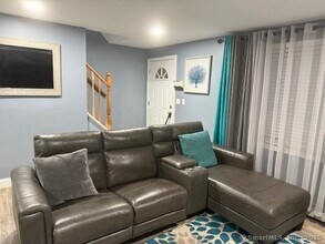 137 Sunshine Cir in Bridgeport, CT - Building Photo - Building Photo