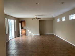 10218 Toscana Dr in Bakersfield, CA - Building Photo - Building Photo