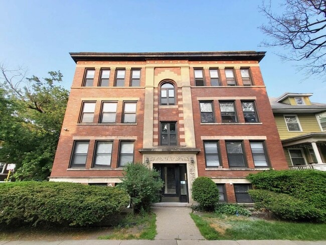 property at 6259 N Lakewood Ave
