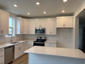8362 S Iris Lumi Ln in Sandy, UT - Building Photo - Building Photo