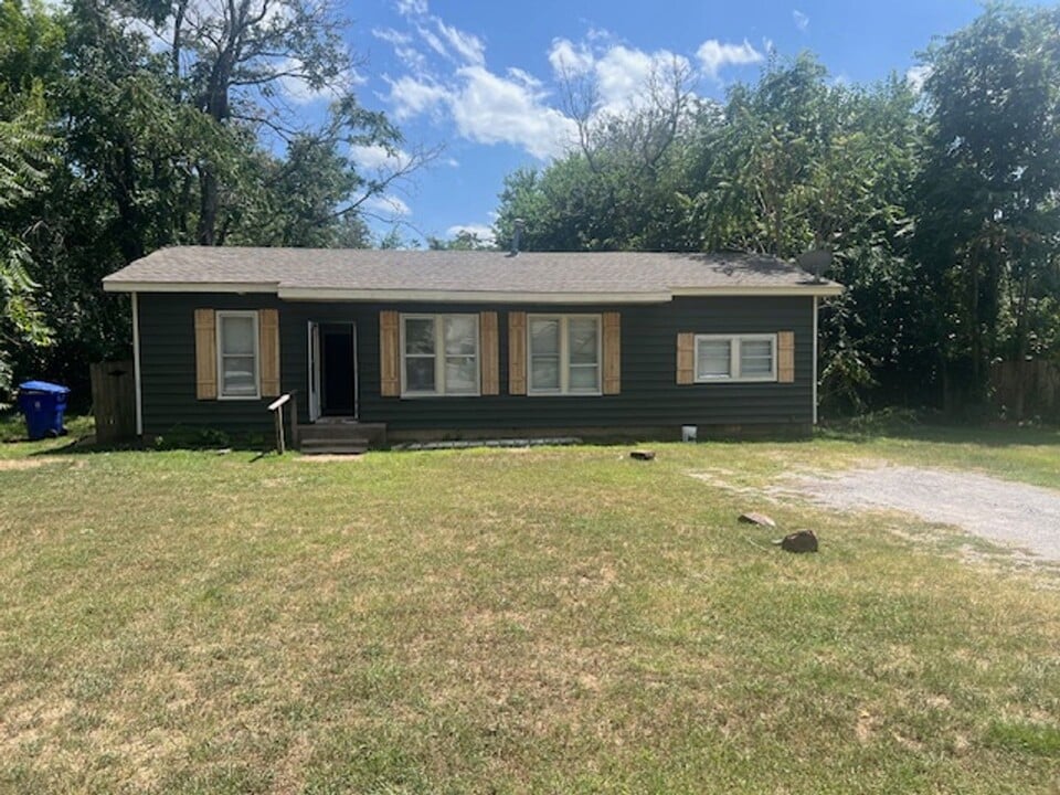 2106 Briggs St in Norman, OK - Building Photo