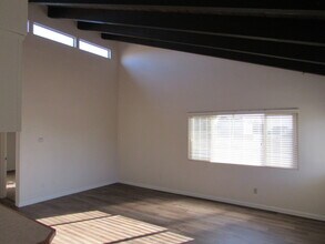 9150 Avonne Ave in San Simeon, CA - Foto de edificio - Building Photo