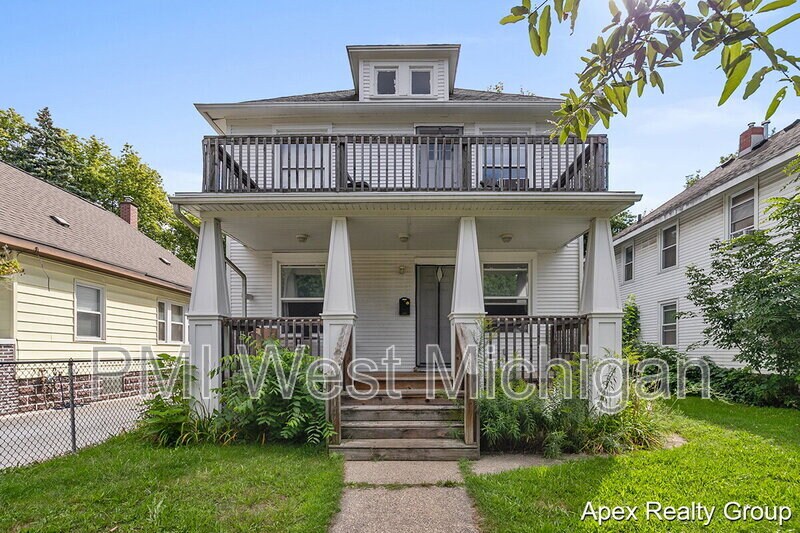 1530 Quarry Ave NW in Grand Rapids, MI - Building Photo