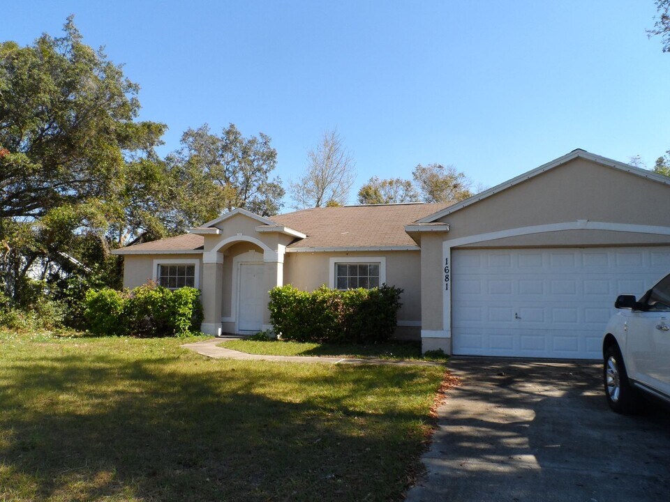 1681 Montecito Ave in Deltona, FL - Building Photo