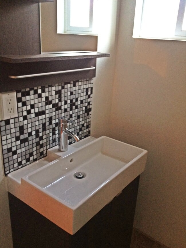 1911 N Hollywood Way in Burbank, CA - Building Photo - Building Photo