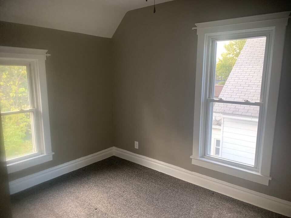 1122 Bluff St in Beloit, WI - Building Photo