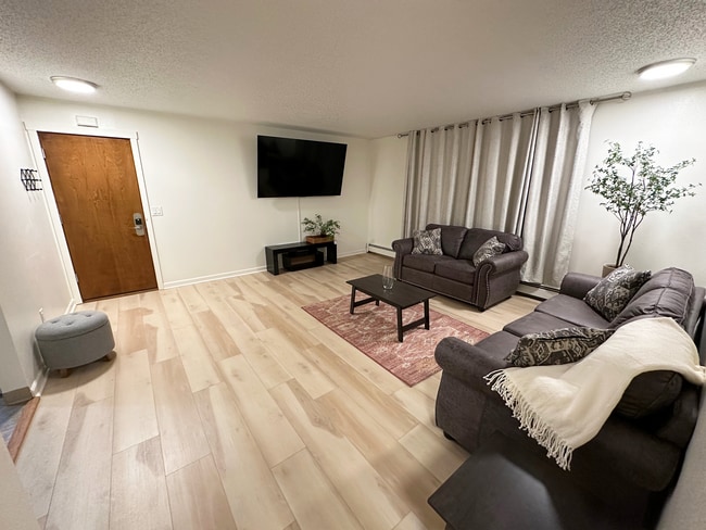 222 W 13th Ave, Unit 3 in Anchorage, AK - Foto de edificio - Building Photo