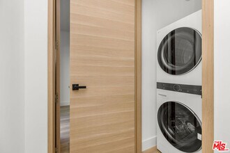 19535 Strathern St in Los Angeles, CA - Building Photo - Building Photo