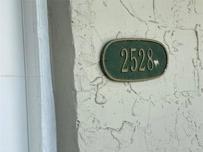 10000 NW 80th Ct, Unit 2528 in Miami Lakes, FL - Foto de edificio - Building Photo